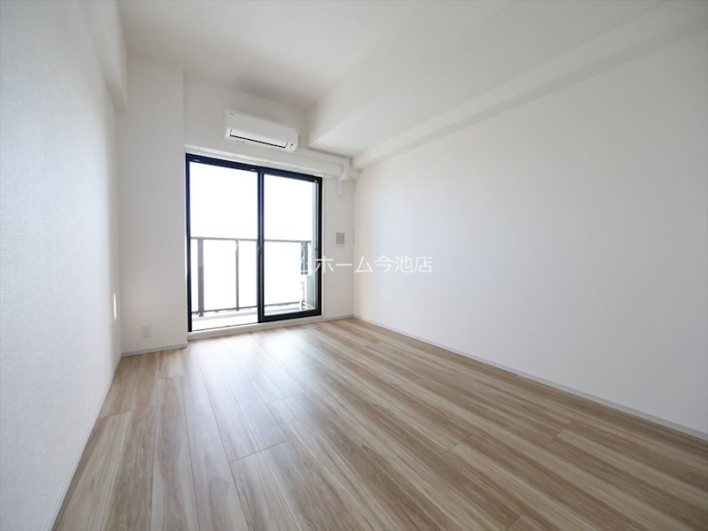 バルコニー　洋室8.3帖　エアコン付　収納充実　南向バルコニー