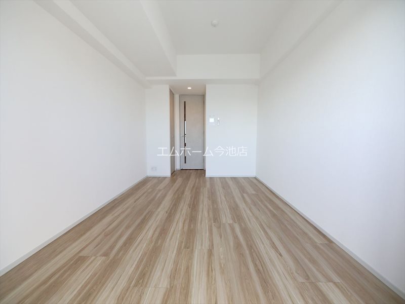 居室・リビング　洋室8.3帖　エアコン付　収納充実　南向バルコニー