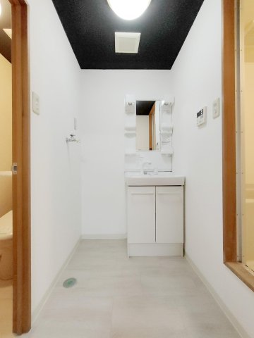 洗面設備　室内洗濯機置き場および独立洗面台