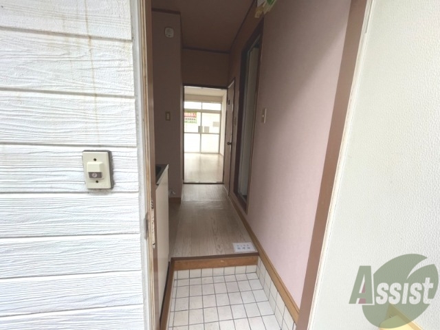 玄関　外から玄関を撮影してみました。キッチンに繋がっています。