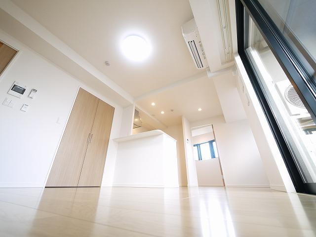 居室・リビング　こちらのリビングで趣味の時間をお楽しみください