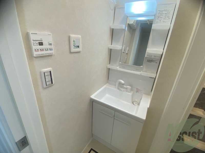 洗面設備　洗面台は独立洗面台です。毎日の身支度が楽しくなりそうですね。