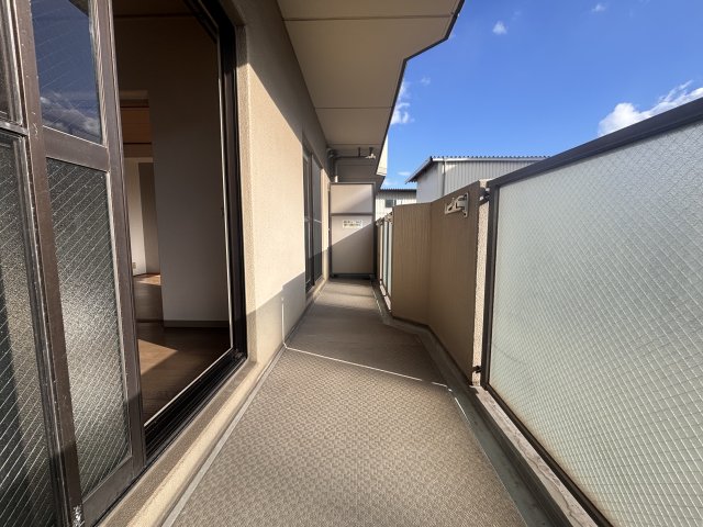 バルコニー　日当たりがいいので洗濯物が楽になります。