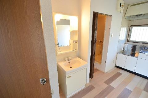 洗面設備　床がオシャレ