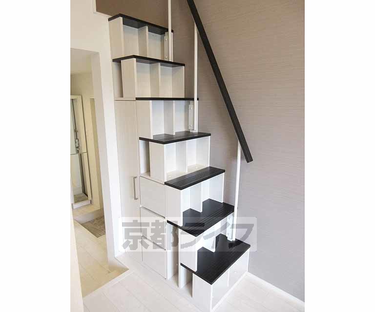 その他部屋・スペース　小物が収納できる画期的な階段・