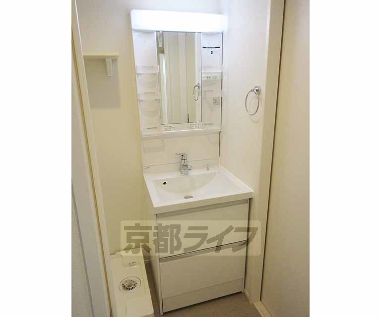 洗面設備　使いやすい洗面台です・