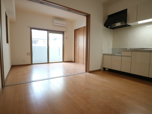 居室・リビング　別号室の参考写真になります。