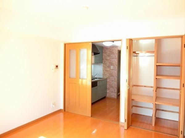 居室・リビング　広々とした洋室！