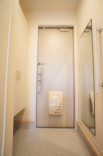 玄関　玄関には大きな姿見付♪身だしなみをチェックできますね！