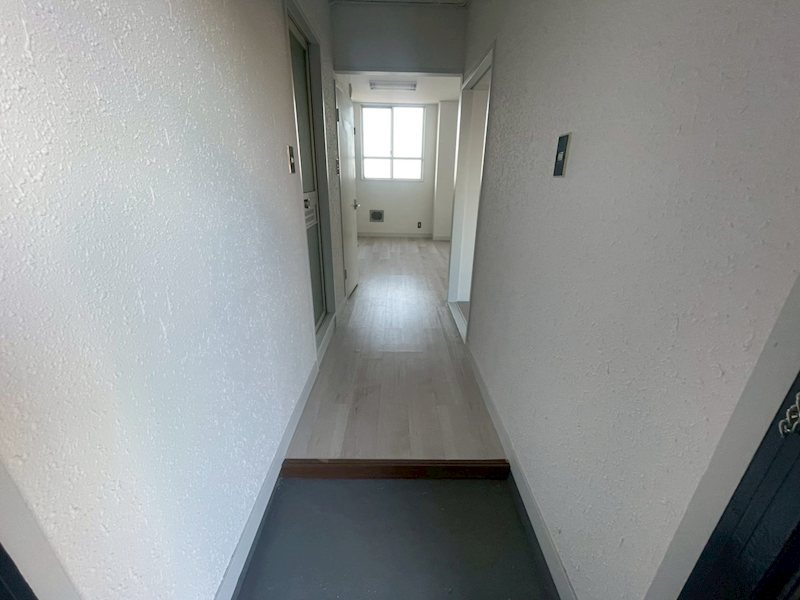 玄関　リフォーム中のため別のお部屋の写真を使用しております。