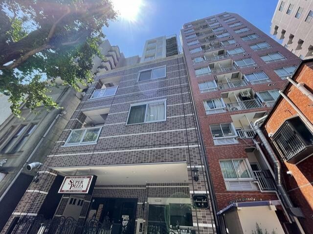 建物外観　１０階建ての賃貸マンション