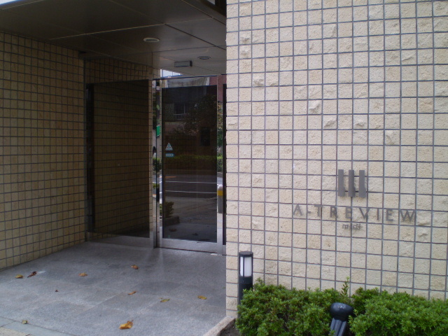 エントランス　大通り沿いで夜も安心です。