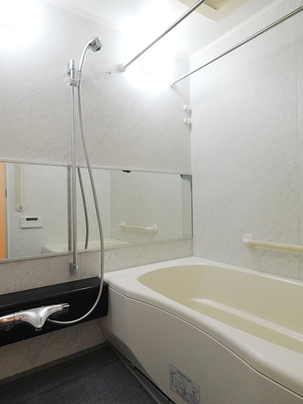 バス・シャワールーム　広いバスタブで、ノビノビ入れます！