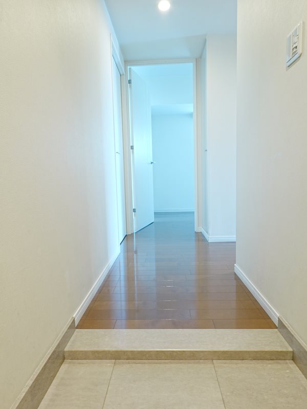 玄関　白基調でとても明るい印象です！シューズケースも大きいです！