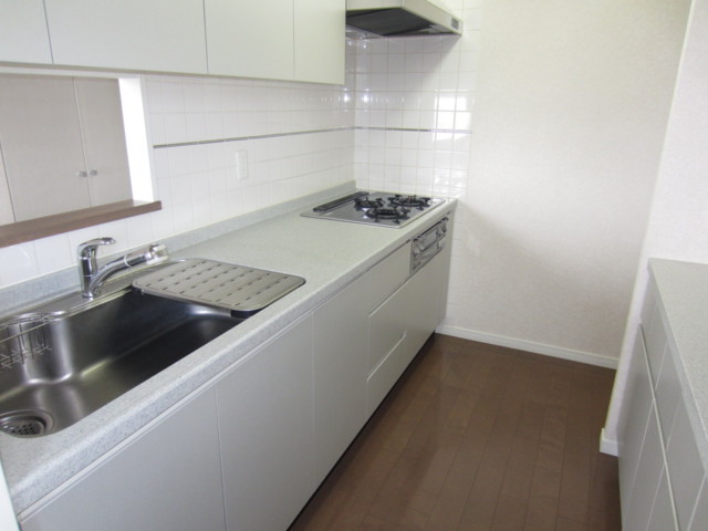 キッチン　システムキッチン　３口ガスコンロ。後ろにも調理スペースあり！