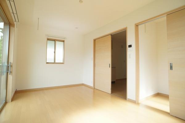 居室・リビング　3面採光で明るい居室は7.5帖