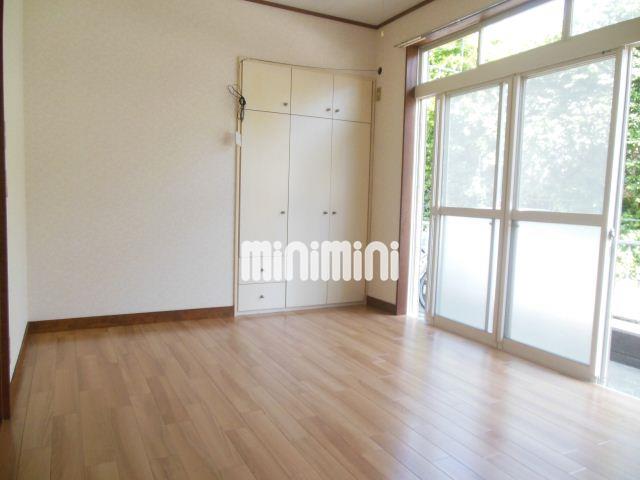 居室・リビング　上にも窓がありますので明るい！