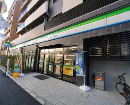 コンビニ　ファミリーマート中野弥生町店（コンビニ）まで301m