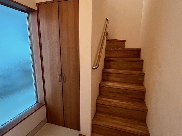 玄関　玄関は収納あります！その横は階段！