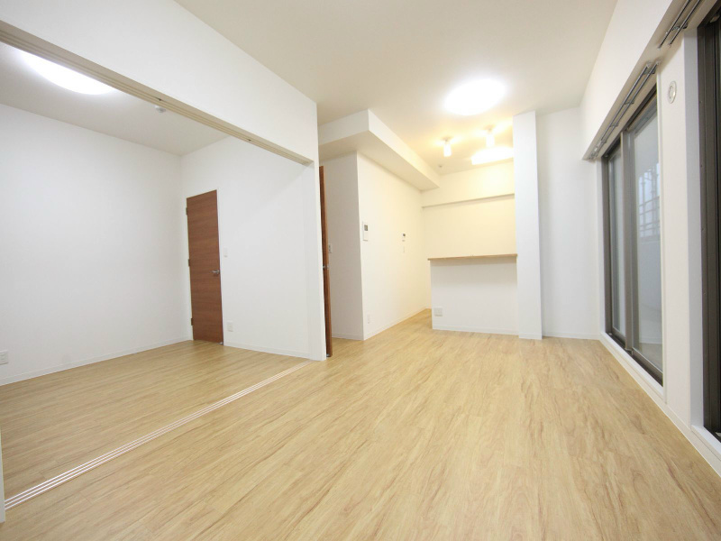 居室・リビング　LDK13.9帖　洋室5.5帖とつなげても仕切っても使えます