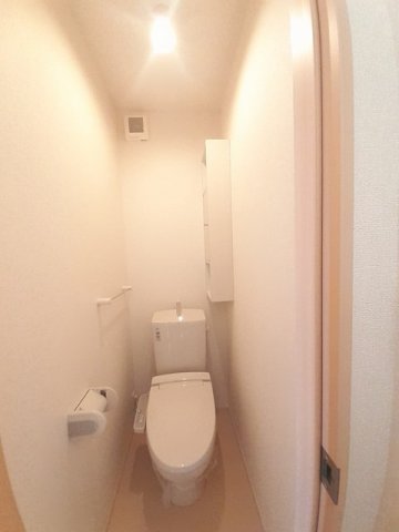 トイレ　落ち着いた色調のトイレです