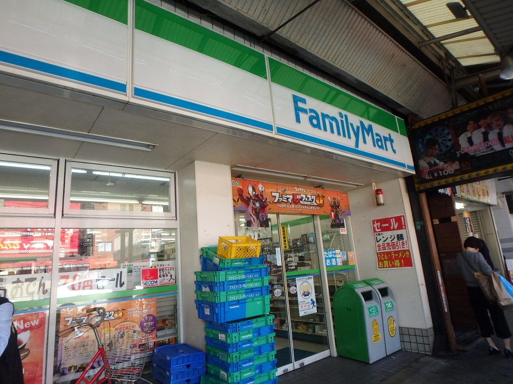 コンビニ　ファミリーマート鶴橋店（コンビニ）まで245m