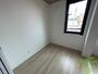 その他部屋・スペース　寝室には窓があるので、朝の目覚めが良さそうです。