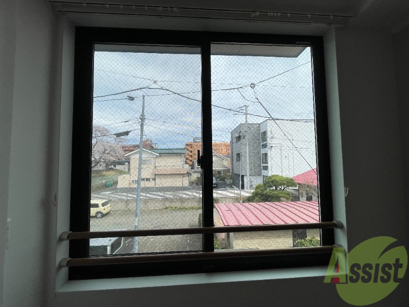 バルコニー　窓が大きく日当たりも良さそうなお部屋ですね。