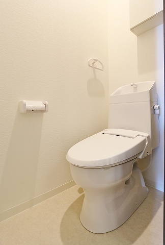 トイレ　収納棚付きで清潔感あるトイレです