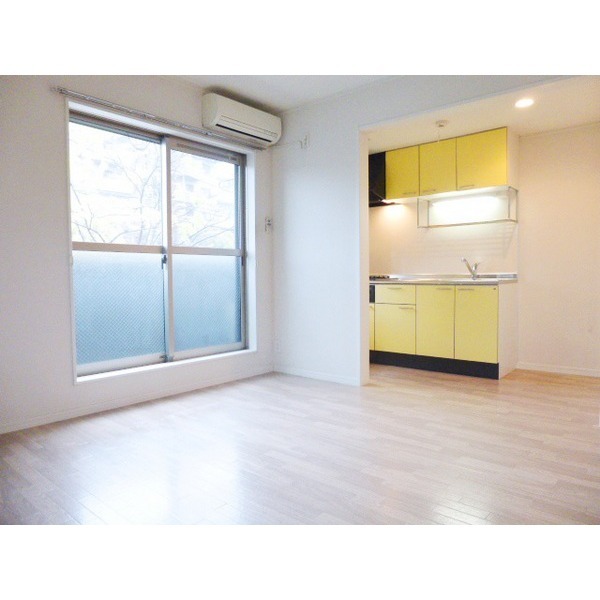 居室・リビング　※同一タイプ別部屋。明るいリビング