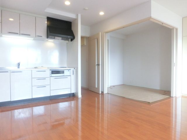 居室・リビング　広々としたＬＤＫに和室を完備