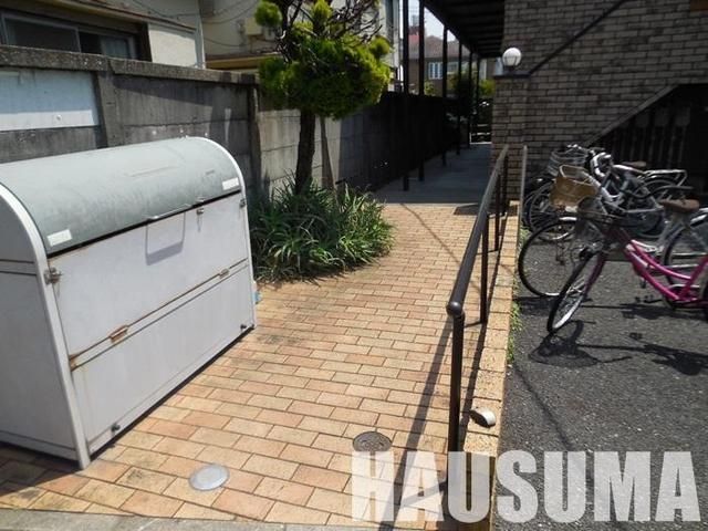 エントランス　敷地内ゴミ置き場