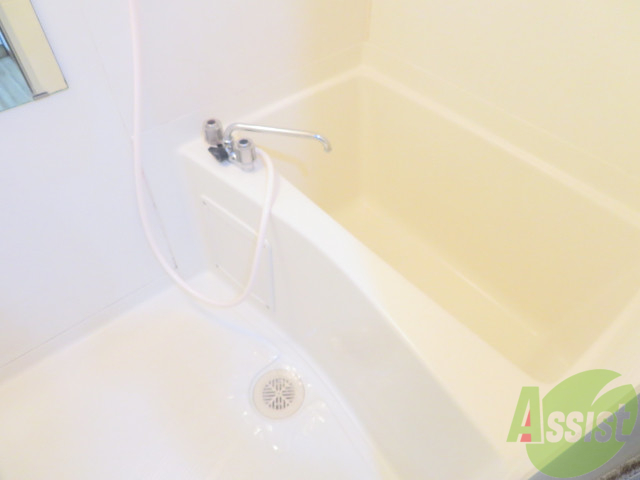 バス・シャワールーム　バスルームは狭すぎず、シャワーも浴びやすそうです。