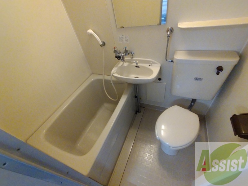 バス・シャワールーム　ユニットバスです。コンパクトなつくりになってます！