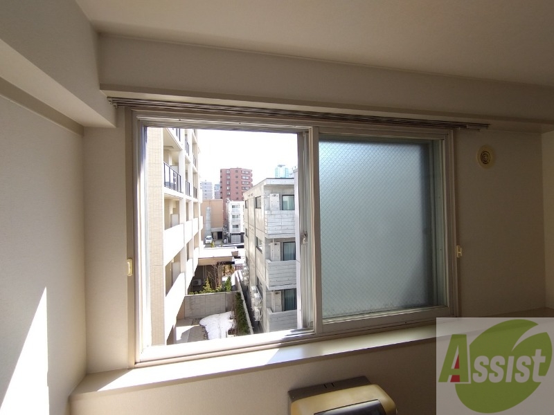 バルコニー　窓が沢山あると日がたっぷり入って気持ち良いですよね！