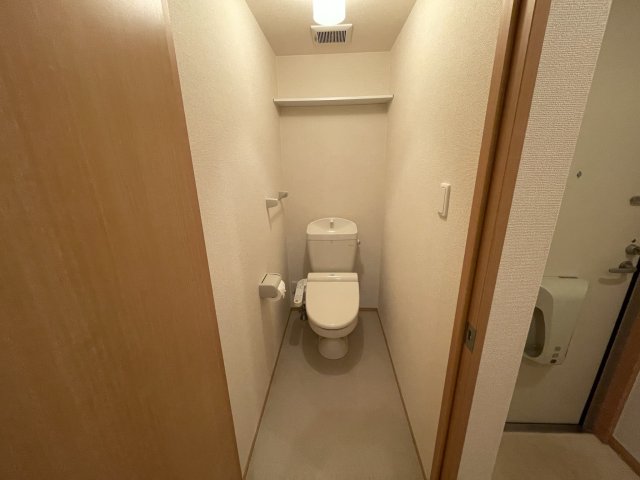 トイレ　イメージとして同マンション他部屋を表示しています