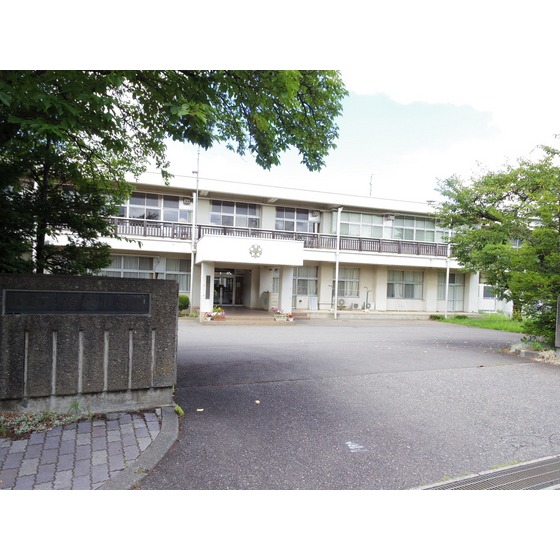小学校　塩尻市立桔梗小学校（小学校）まで197m