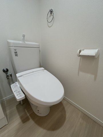 トイレ　落ち着いた色調のトイレです