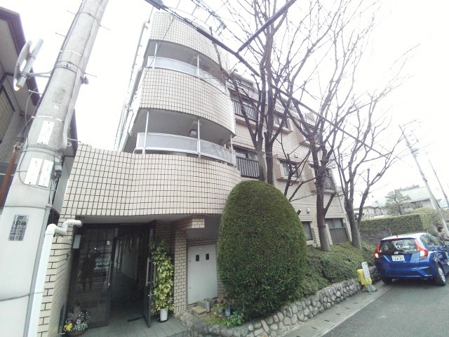 建物外観　東灘区の緑の多い閑静な住宅街に立地