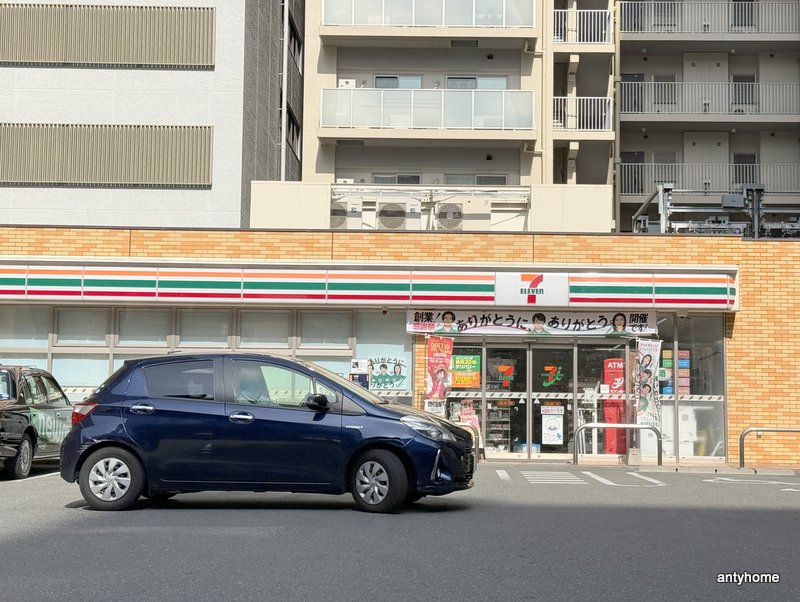 コンビニ　セブン-イレブン 吹田江坂町１丁目店（コンビニ）まで240m