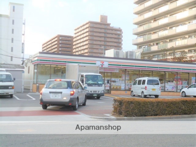 コンビニ　セブンイレブン（コンビニ）まで353m