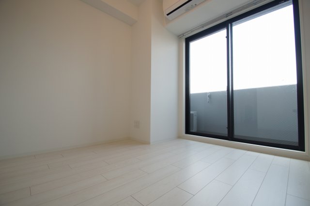 居室・リビング　明るい色の床材を使用したお部屋です