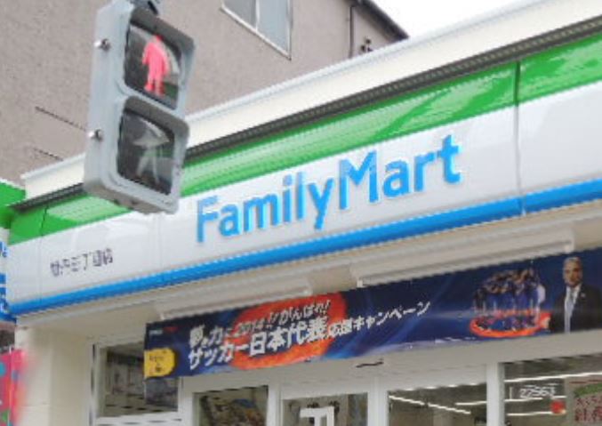 コンビニ　ファミリーマート牡丹三丁目店（コンビニ）まで134m