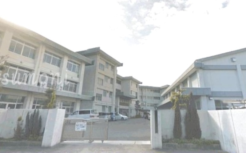 中学校　鈴鹿市立鼓ケ浦中学校（中学校）まで495m