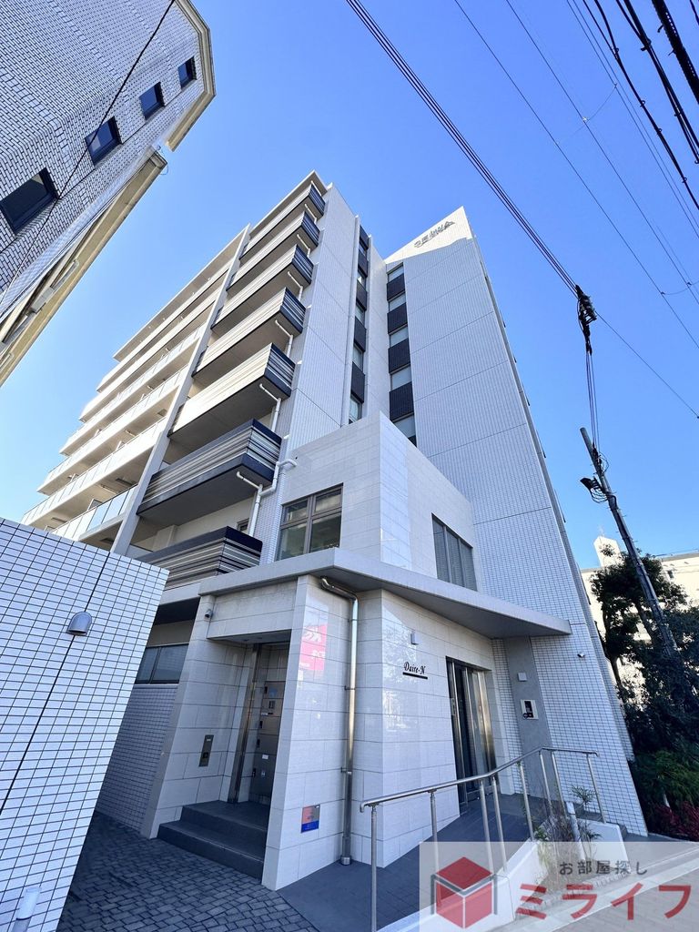 建物外観　スタイリッシュなデザインが目を引く、存在感のある外観