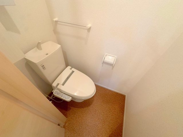 トイレ　綺麗なトイレにはウォシュレット標準装備です。
