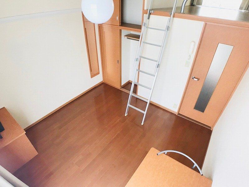 居室・リビング　1階はフローリング、2階はじゅうたんです。