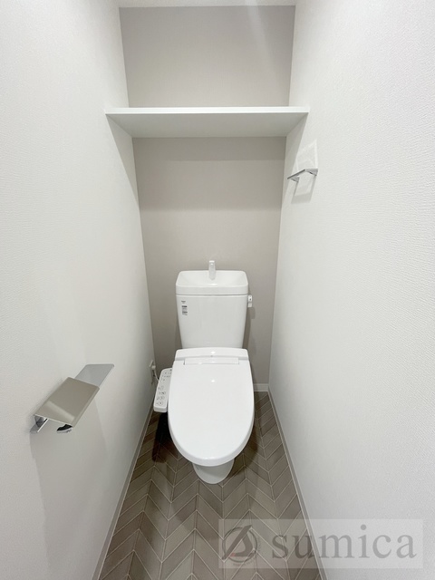 トイレ　人気アイテムの温水洗浄便座。清潔感のあるトイレです。