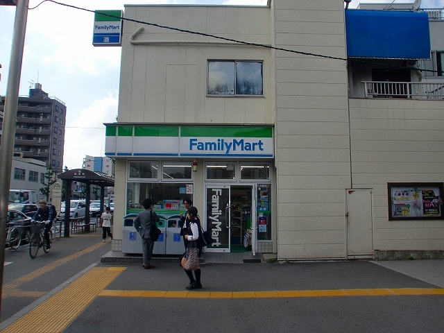 コンビニ　ファミリーマート本蓮沼駅前店（コンビニ）まで372m