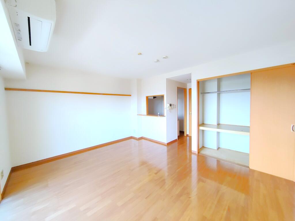 収納　ハンガーバーがあるので衣類を掛けることができて便利です。